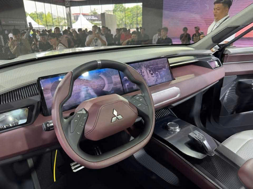 SUV 7 Chỗ Mitsubishi DST Concept vừa được giới thiệu tại Việt Nam ngày 06-06-2025 13 SUV 7 Chỗ Mitsubishi DST Concept vừa được giới thiệu tại Việt Nam ngày 06-06-2025 z6678044474188 0034df8adf54911cd0bef866d3e7f033 SUV 7 Chỗ Mitsubishi DST Concept vừa được giới thiệu tại Việt Nam ngày 06-06-2025