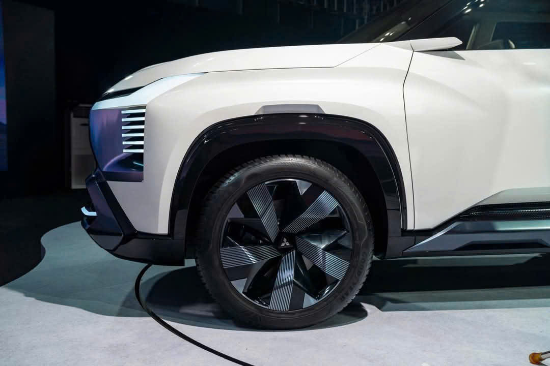 z6678044497730 07b0c2b7366cd59032e23ed66dd15ad5 SUV 7 Chỗ Mitsubishi DST Concept vừa được giới thiệu tại Việt Nam ngày 06-06-2025