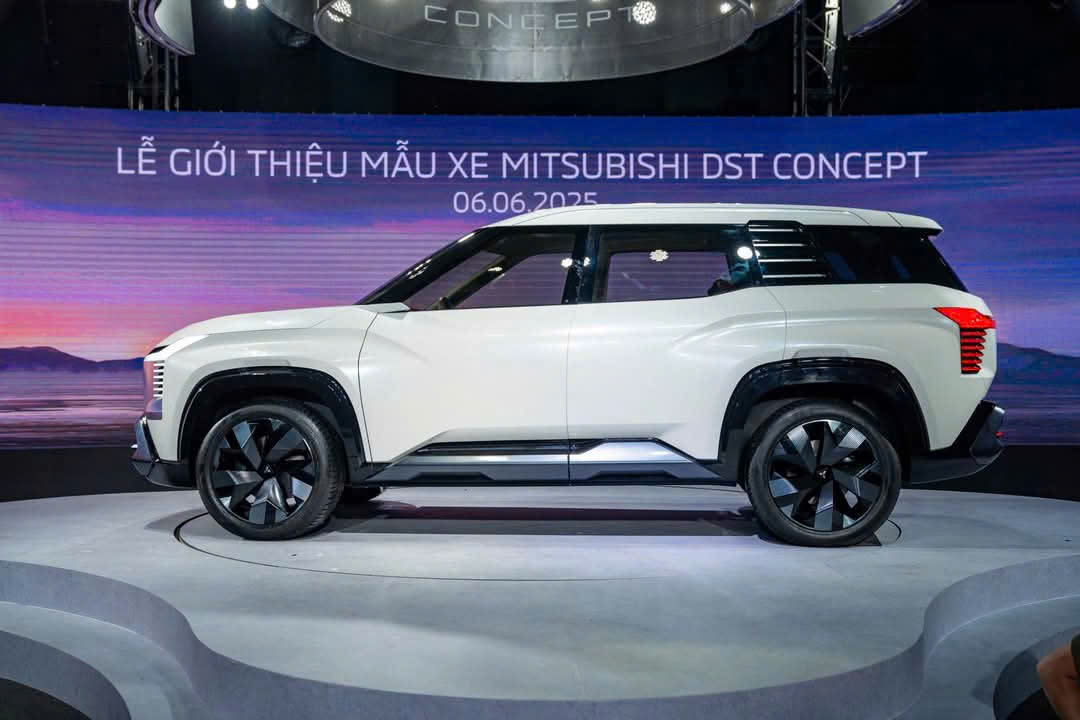 z6678044510273 9fa8d9c0c43f5a5af36238bf423da2c6 SUV 7 Chỗ Mitsubishi DST Concept vừa được giới thiệu tại Việt Nam ngày 06-06-2025