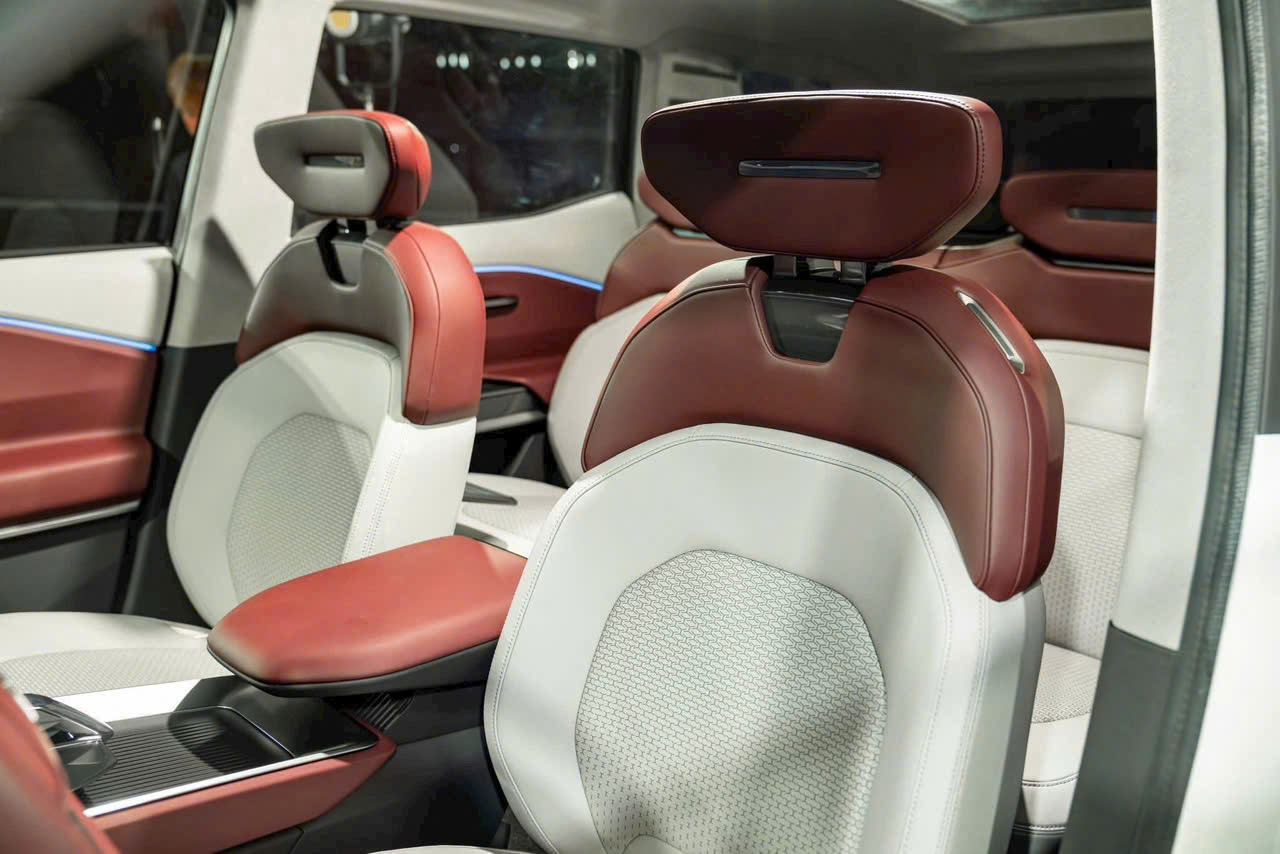 z6678044518299 a36674f77ae211dfc3daa8fe552ab1eb SUV 7 Chỗ Mitsubishi DST Concept vừa được giới thiệu tại Việt Nam ngày 06-06-2025