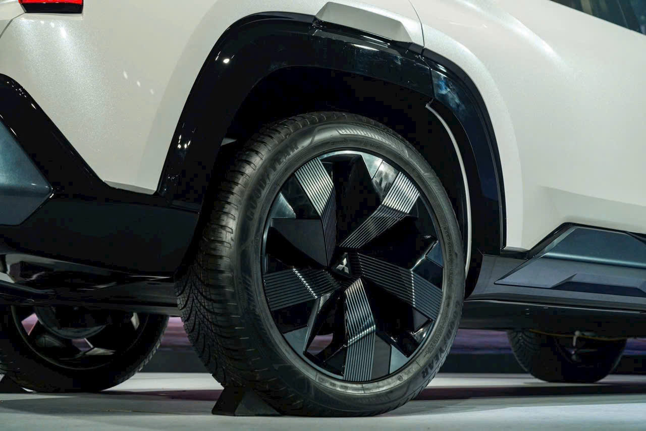 z6678044539475 e5682b676abbb55ad093640f0d98a536 SUV 7 Chỗ Mitsubishi DST Concept vừa được giới thiệu tại Việt Nam ngày 06-06-2025